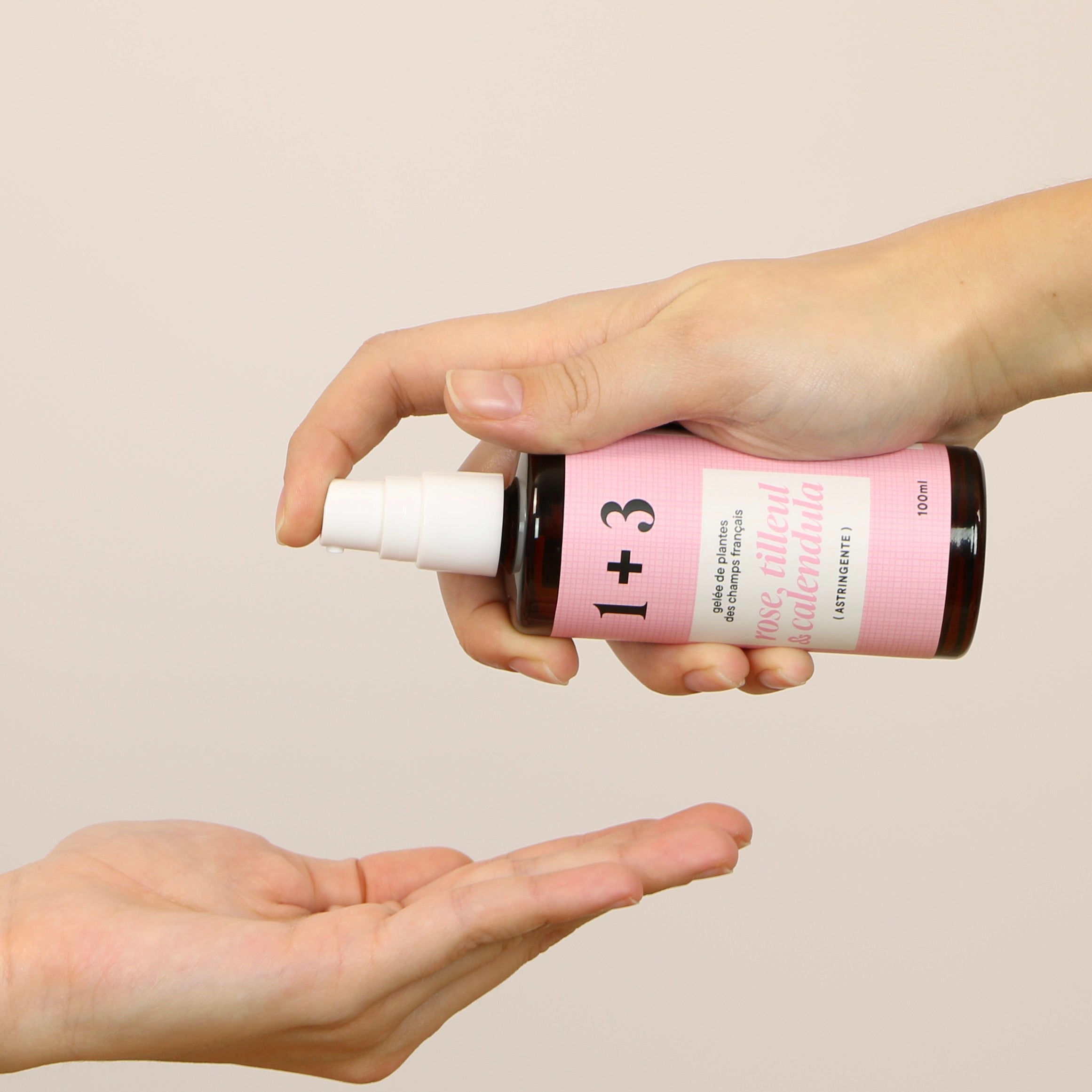 Mains présentant la gelée apaisante 1+3 à la rose, calendula et tilleul – soin astringent et illuminateur naturel français