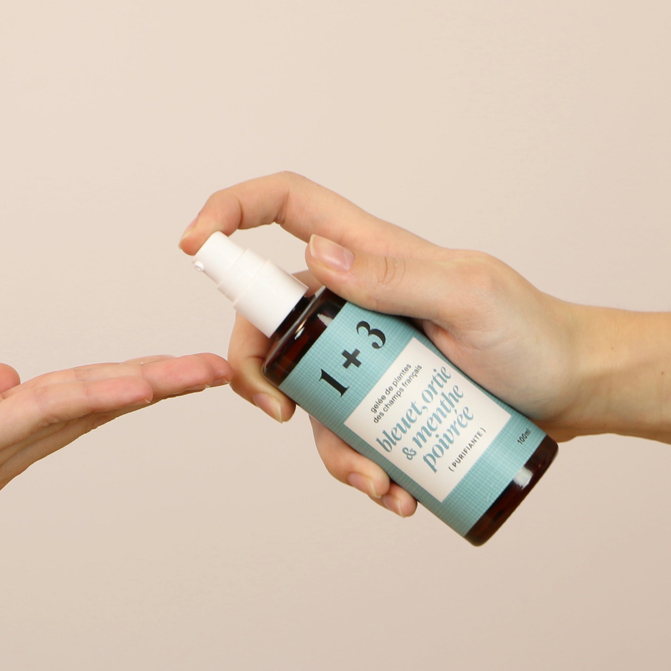 Mains tenant la gelée purifiante 1+3 au bleuet, menthe poivrée et ortie – soin frais et tonifiant récolte 100% française