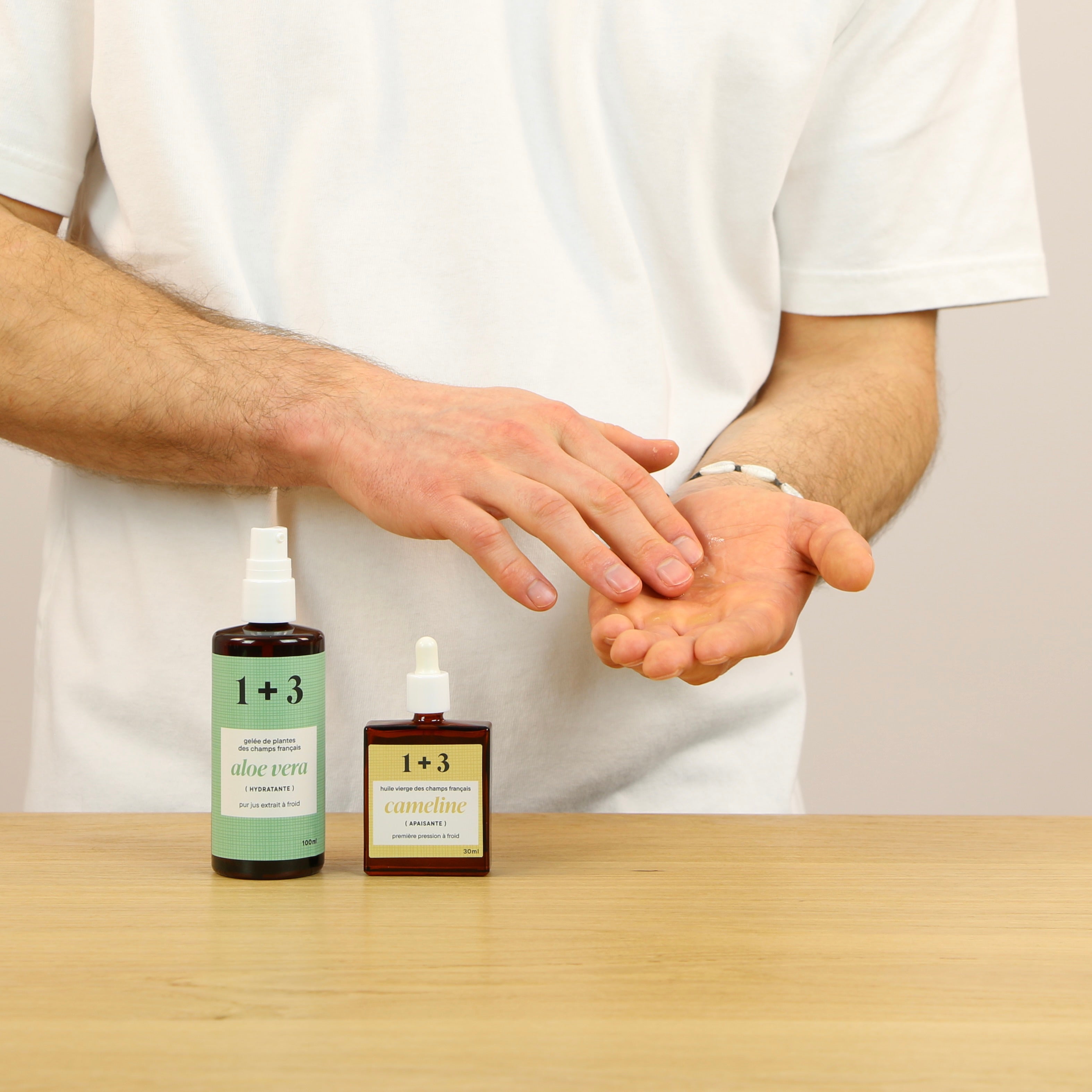 Paul mélange la gelée d’aloe vera et l’huile de caméline dans sa main – création du soin 1+3