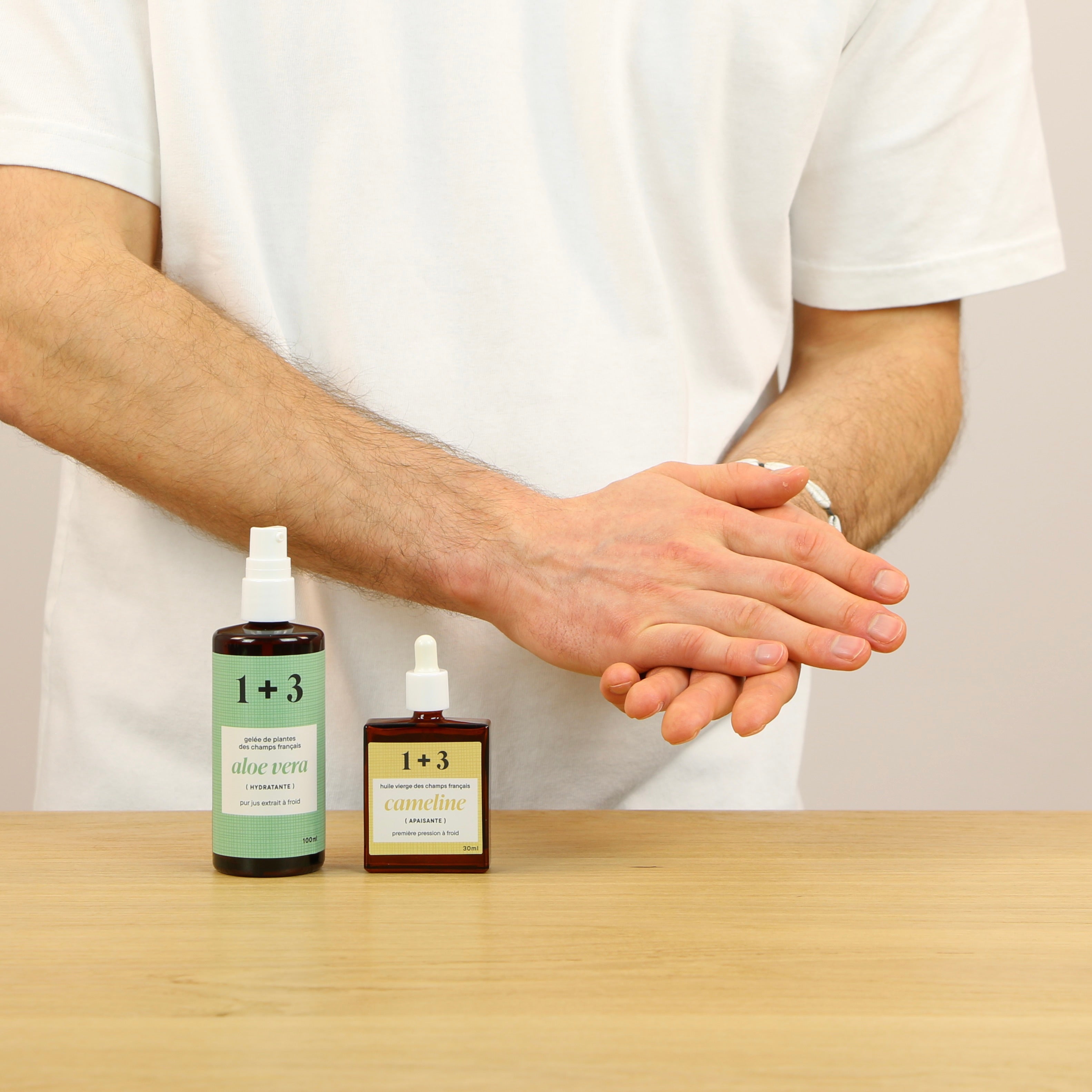 Paul applique le mélange 1+3 sur sa peau – hydratation et nutrition naturelles