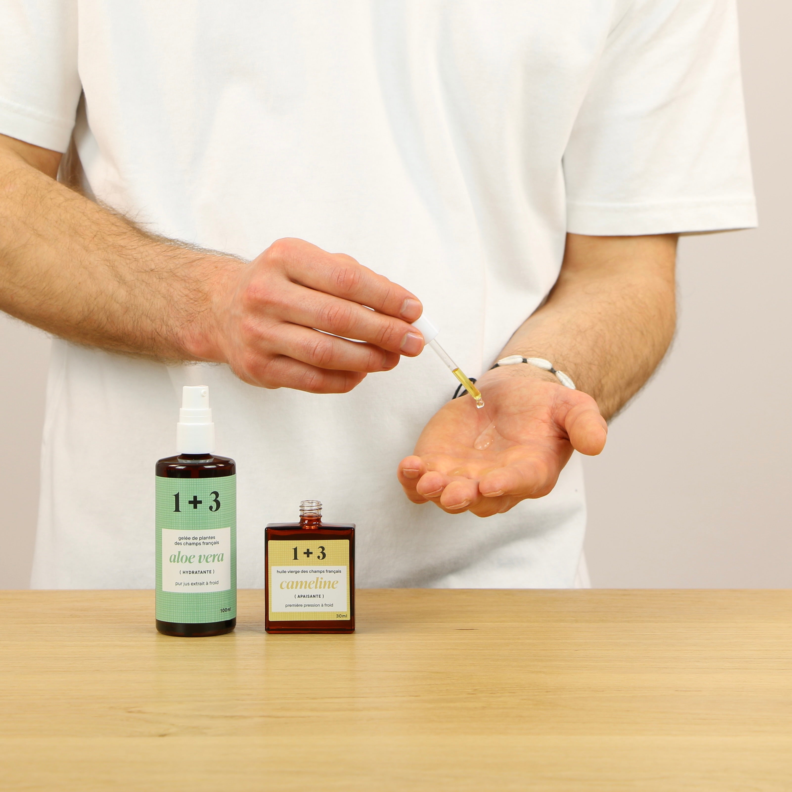 Paul ajoute une goutte d’huile de caméline 1+3 sur la gelée d’aloe vera – soin nourrissant français