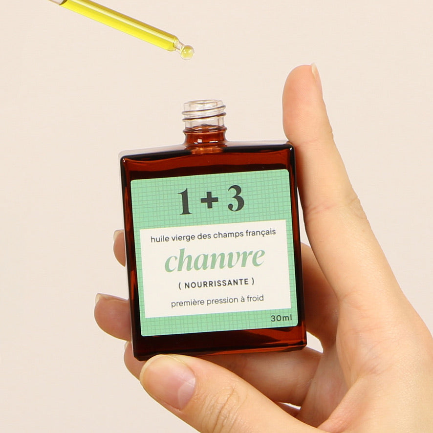 Mains tenant l’huile de chanvre 1+3 – nourrissante et apaisante, préserve l’hydratation de la peau