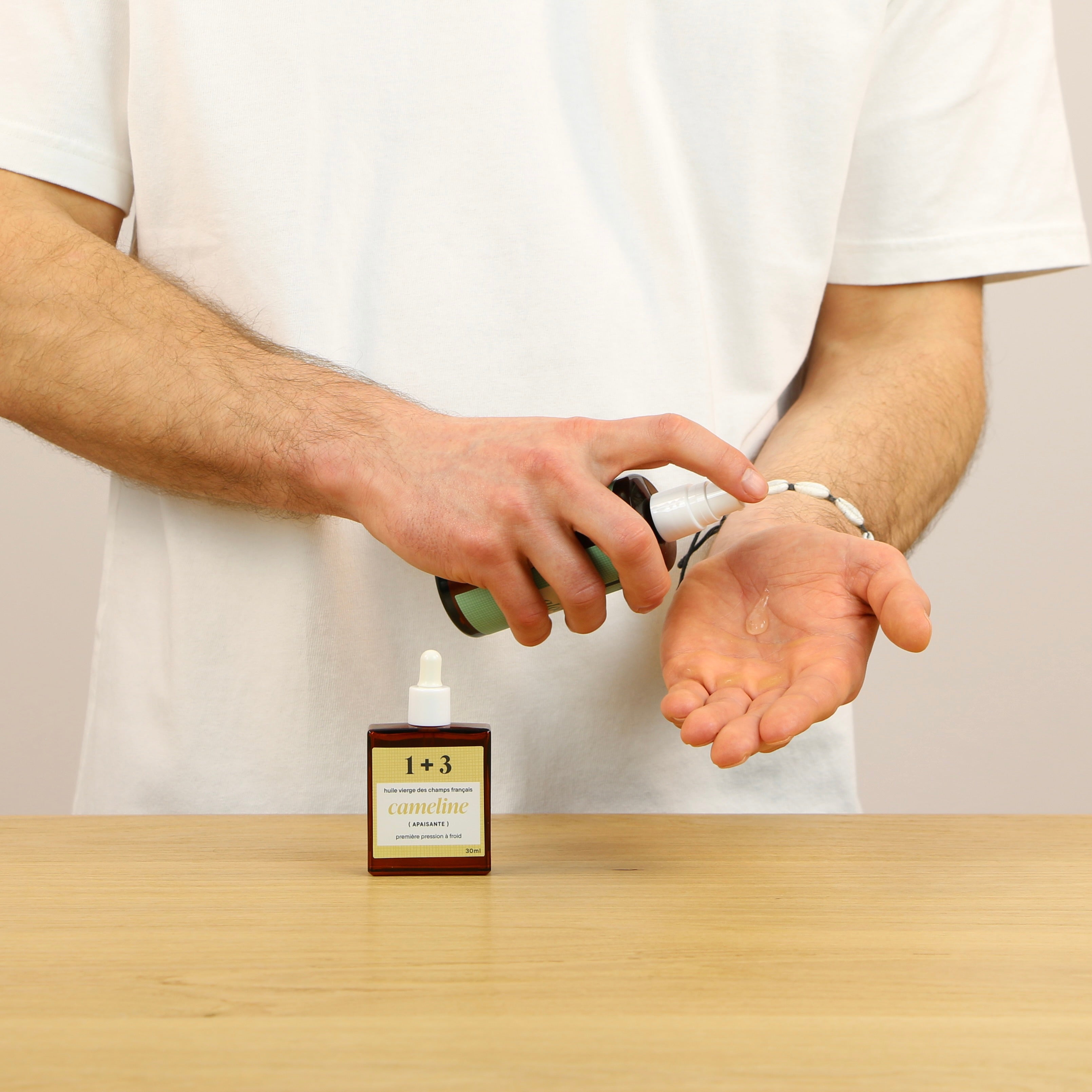 Paul dépose 3 gouttes de gelée d’aloe vera 1+3 dans sa main – base hydratante naturelle