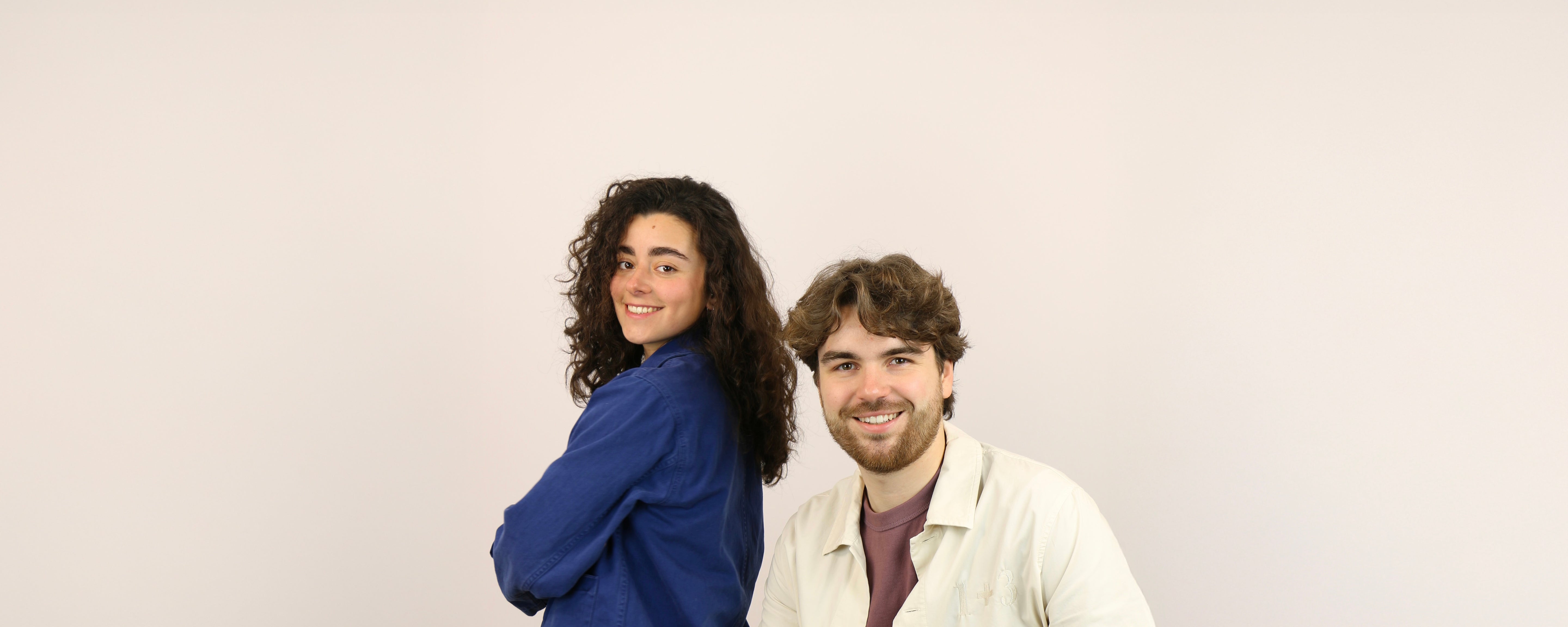 Portrait des fondateurs Emma et Guillaume – cofondateurs de 1+3, marque de soins naturels français, posant sur fond clair