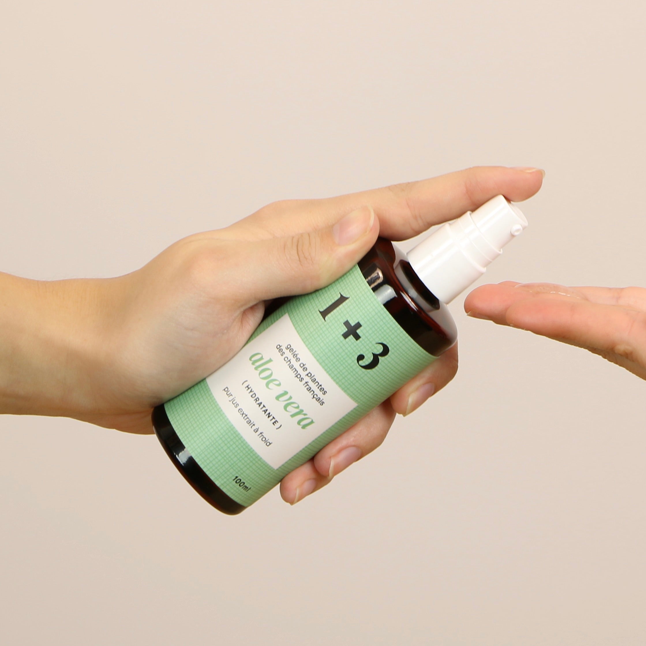 Mains tenant la gelée d’aloe vera 1+3 – gel hydratant et cicatrisant pur extrait à froid des champs français