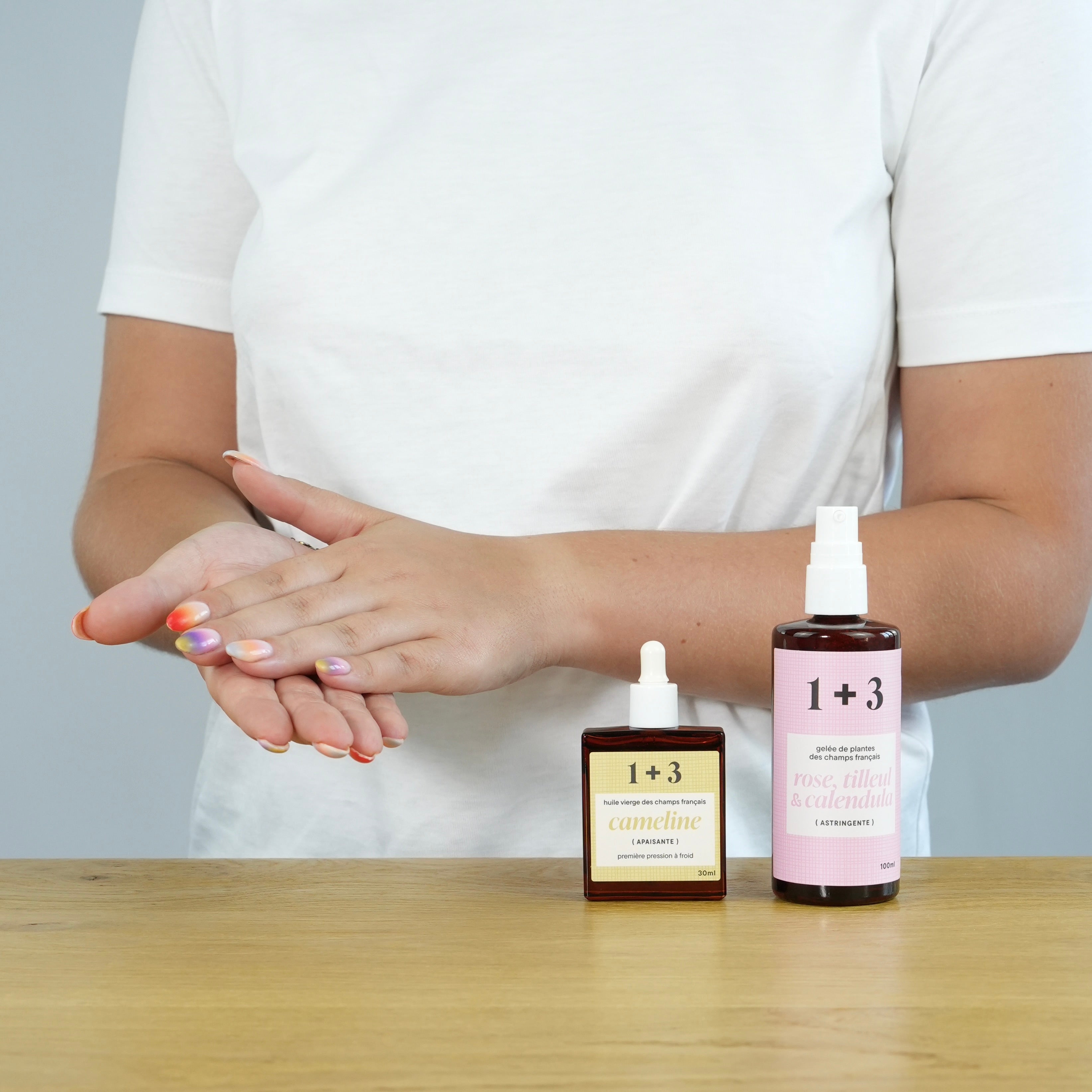 Marine applique le mélange 1+3 sur sa peau – hydratation et nutrition naturelles
