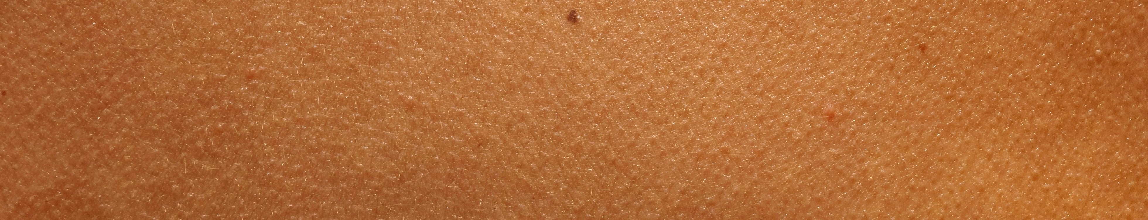 Fond peau naturelle 1+3 – texture douce et lumière neutre pour l’univers minimaliste de la marque