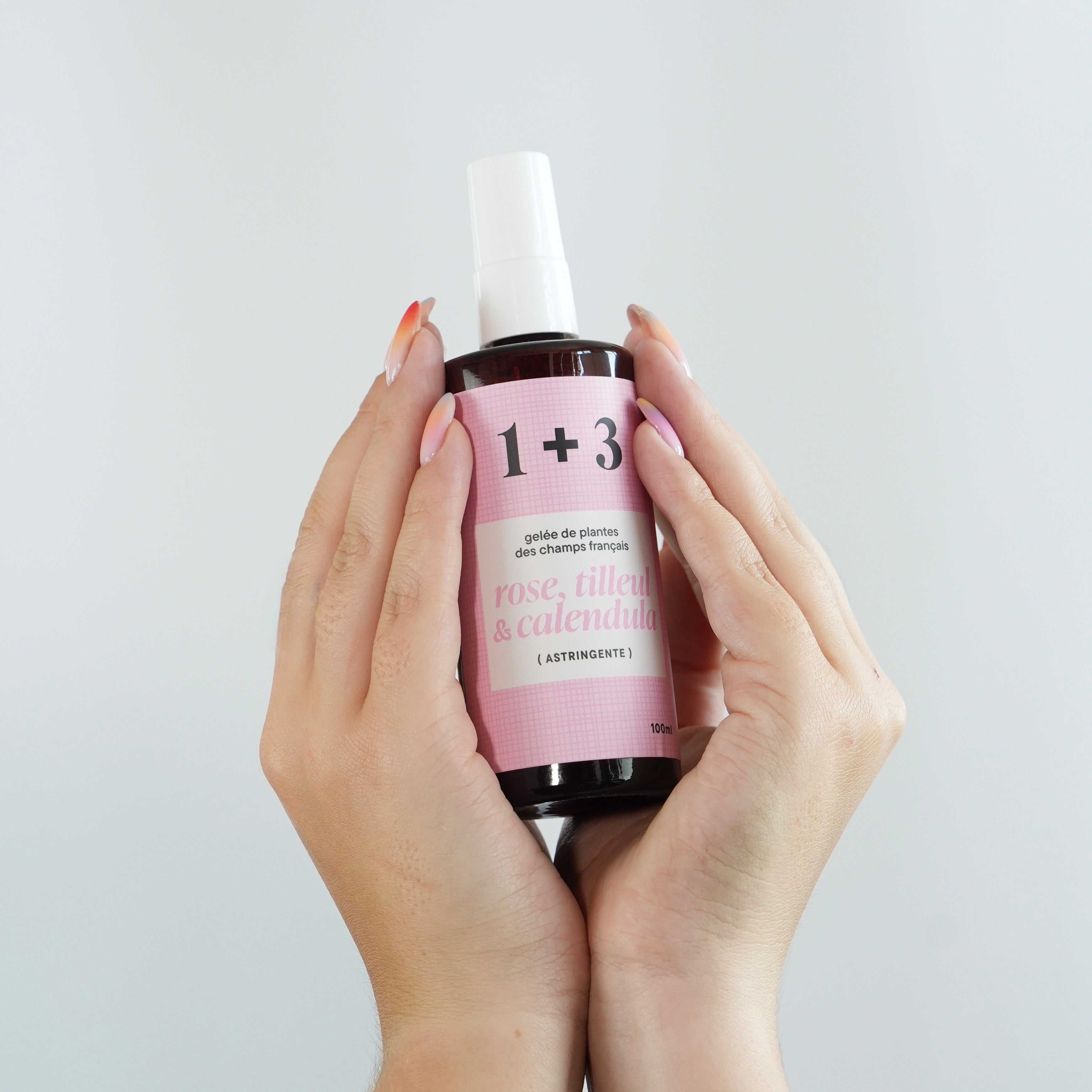 Gelée de Rose, Tilleul et Calendula tenu entre des mains