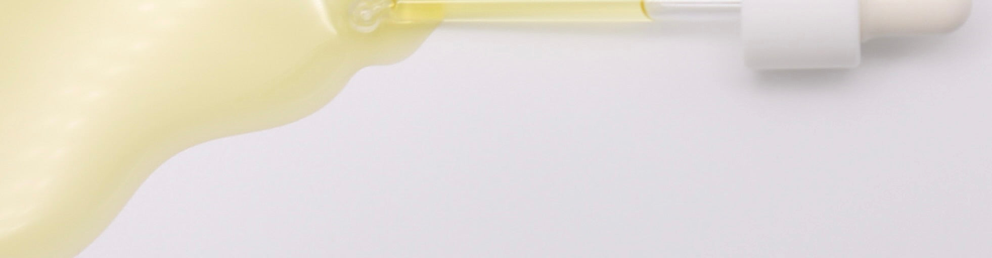Huile de prune 1+3 versée avec une pipette – texture dorée émolliente et protectrice pour les peaux sèches