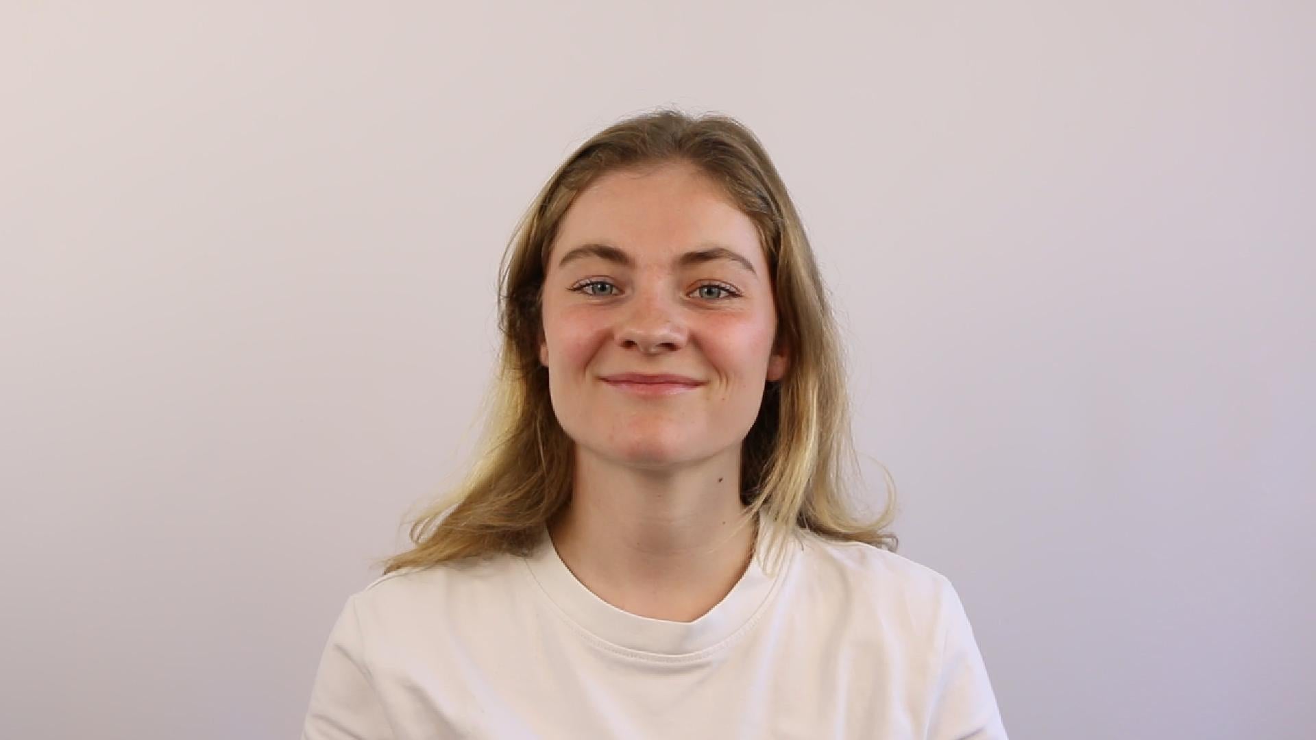 Églantine réalise la méthode 1+3. Elle dépose une goutte d’huile de bourrache et trois gouttes de gelée rose, tilleul & calendula dans sa main, mélange puis applique le duo sur sa peau.