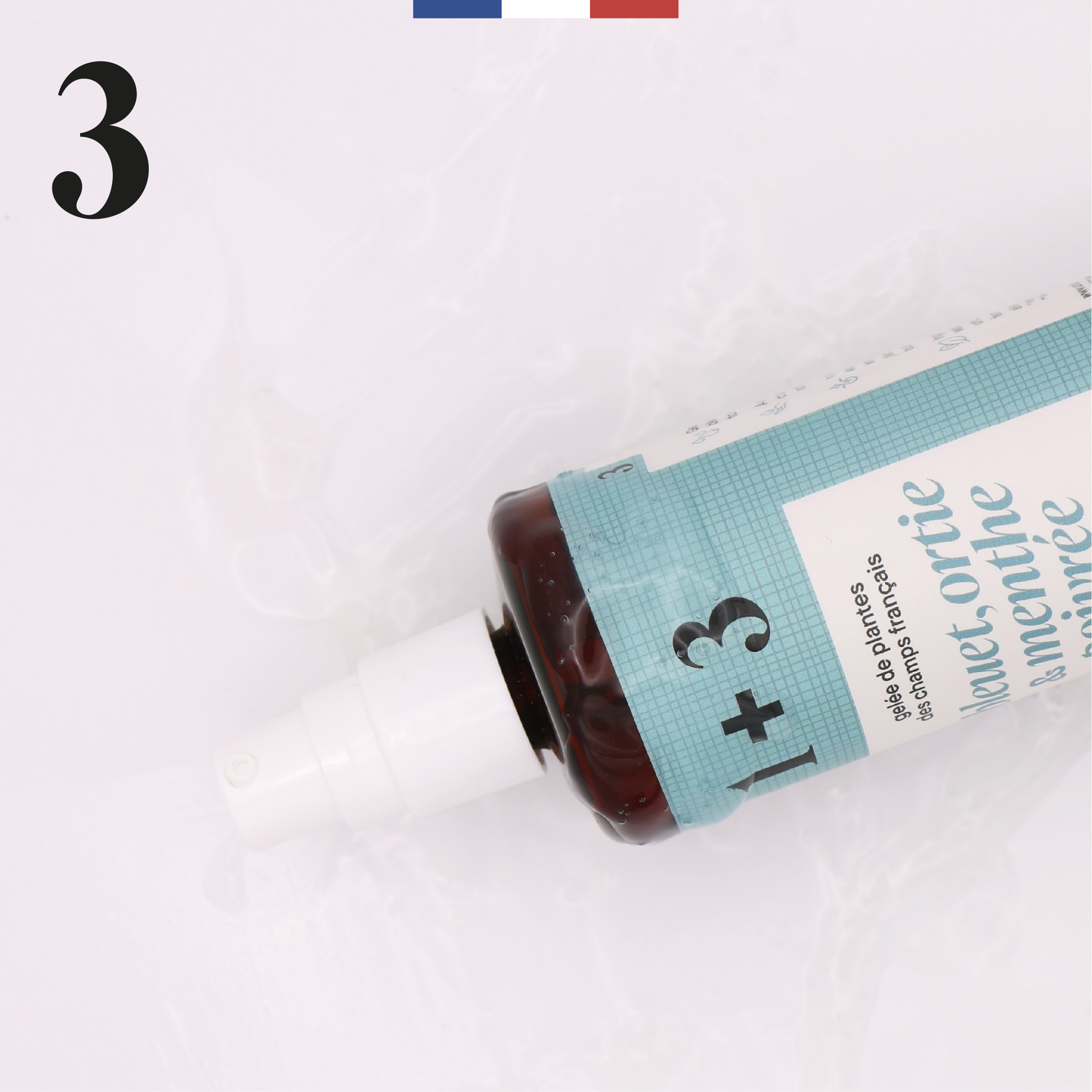 Gelée purifiante 1+3 au bleuet, menthe poivrée et ortie qui coule sur le flacon – soin frais et tonifiant français