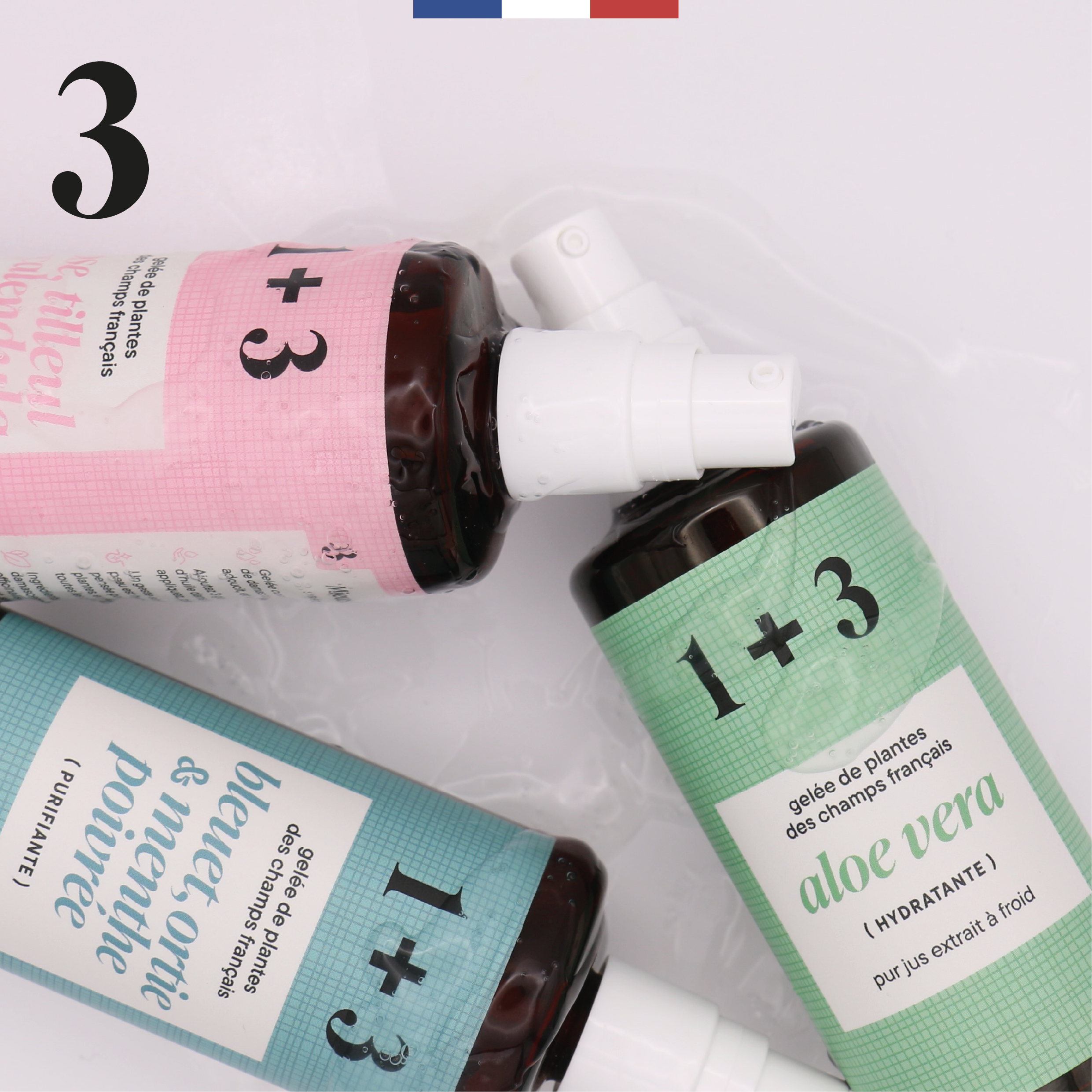 Gelée 1+3 qui coule sur les flacons – rose apaisante, aloe vera hydratante et bleuet purifiante, récolte 100% française