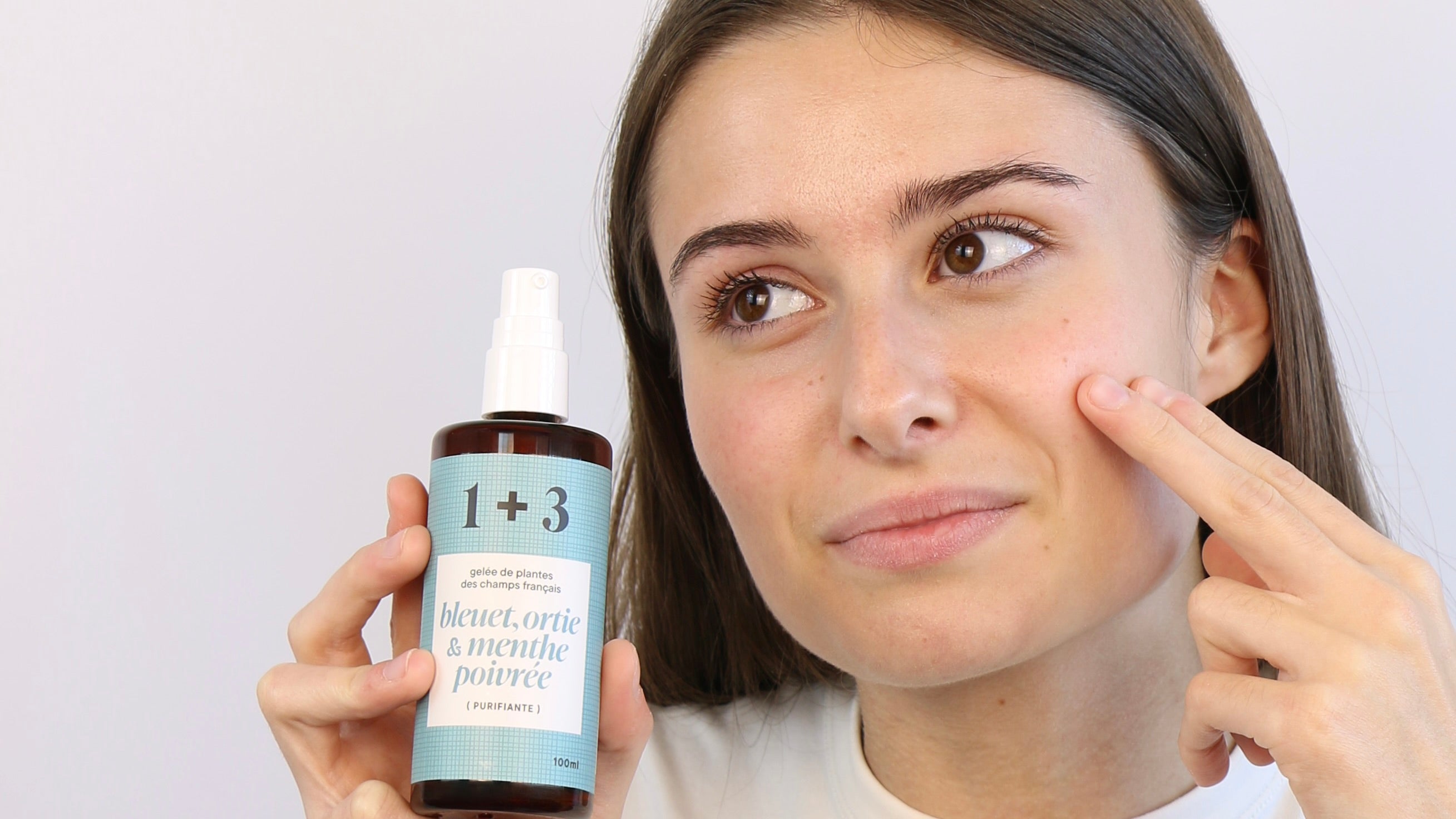 Marilou applique la gelée Bleuet, Ortie & Menthe poivrée 1+3