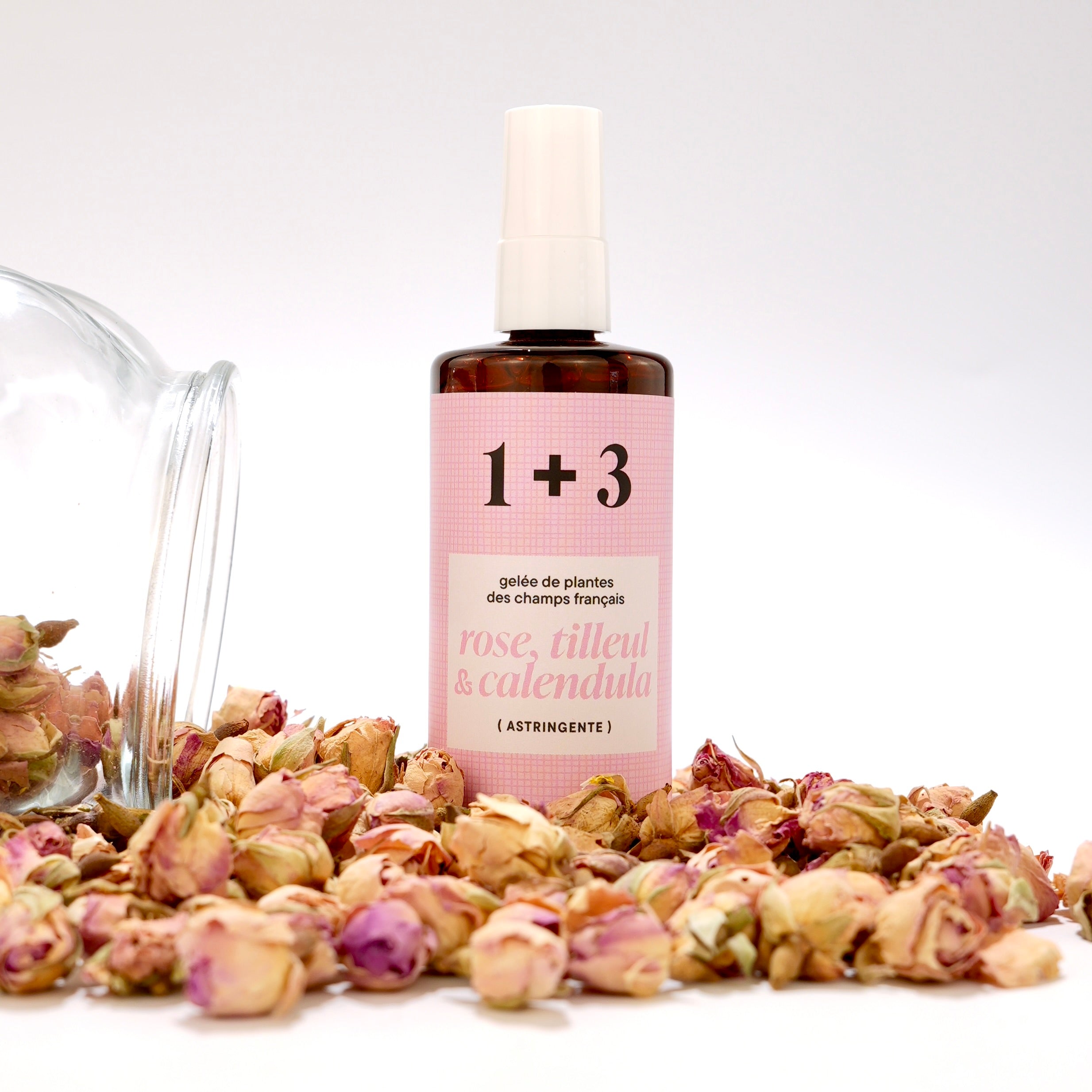 Photo gelée de rose, tilleul et calendula avec un pot qui renverse des roses séchées 