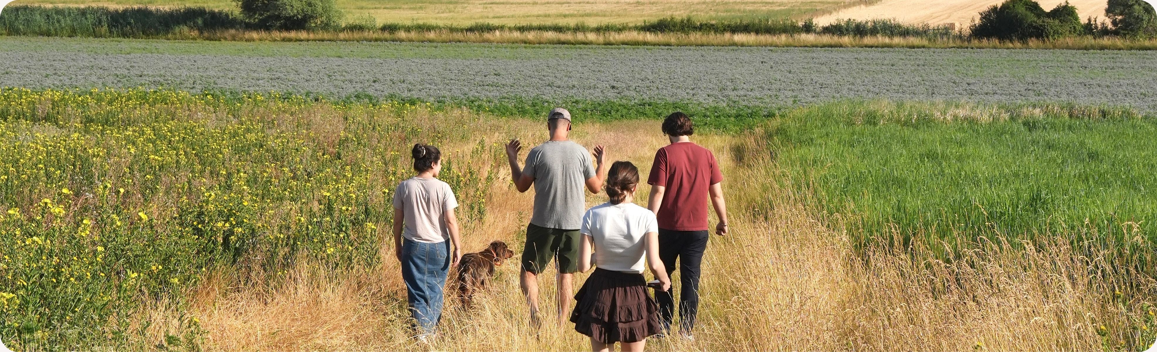 À propos : Photo de l'équipe et d'un des agriculteur partenaire dans des champs. 