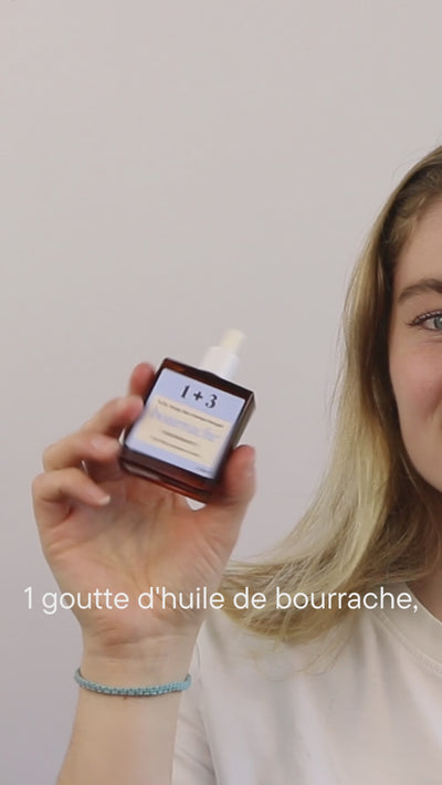 Églantine réalise la méthode 1+3. Elle dépose une goutte d’huile de bourrache et trois gouttes de gelée rose, tilleul & calendula dans sa main, mélange puis applique le duo sur sa peau.