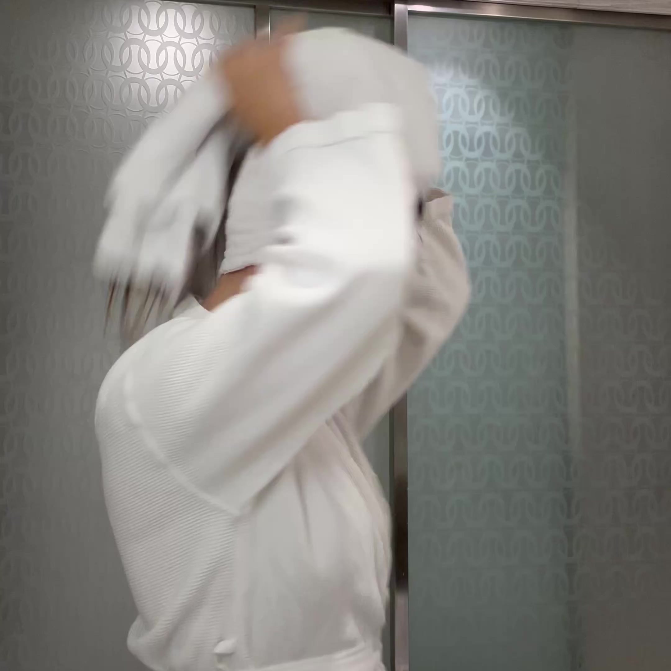 Dans sa salle de bain, Emmanuel prépare sa routine 1+3 : une goutte d’huile de prune pour nourrir, trois gouttes de gelée d’aloe vera pour hydrater. Il mélange dans ses mains puis applique sur sa peau.