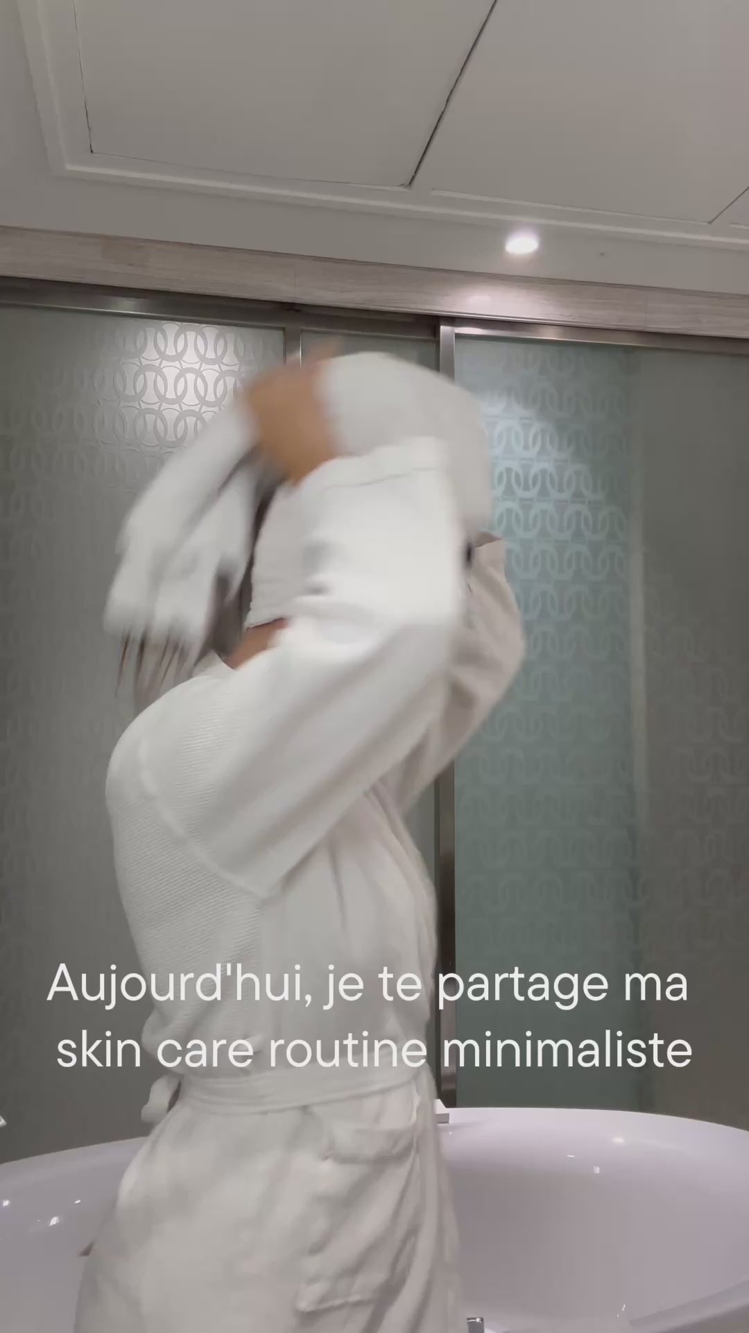 Dans sa salle de bain, Emmanuel prépare sa routine 1+3 : une goutte d’huile de prune pour nourrir, trois gouttes de gelée d’aloe vera pour hydrater. Il mélange dans ses mains puis applique sur sa peau. 